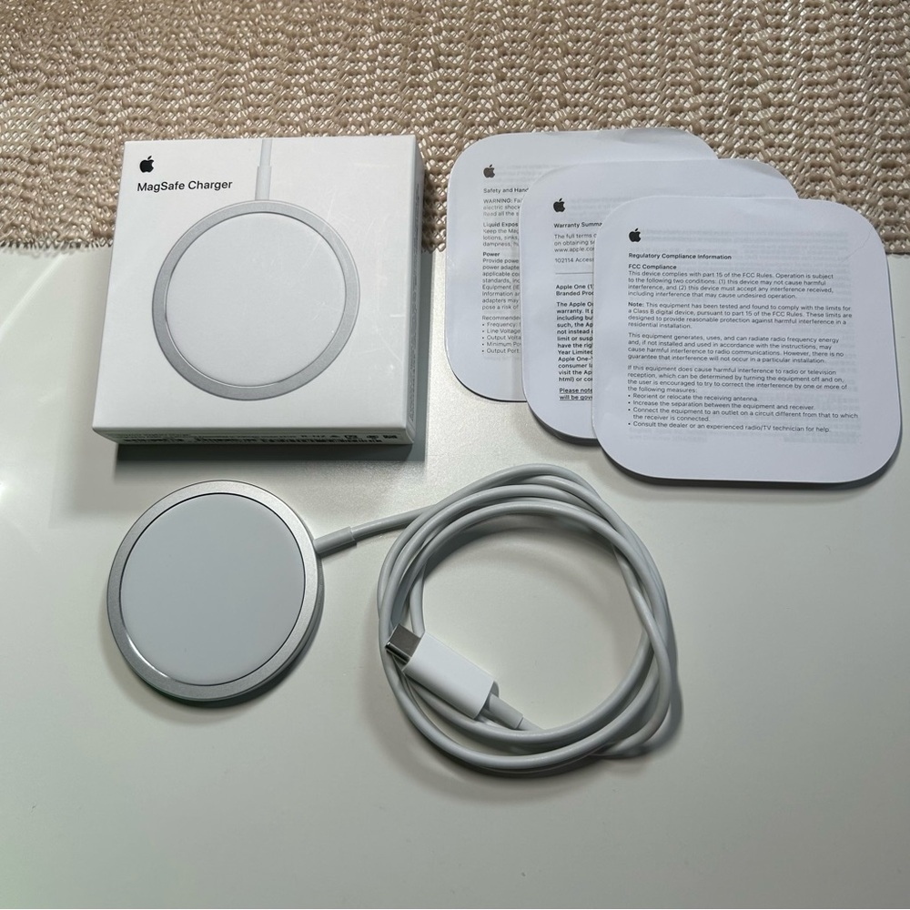 Apple MagSafe Wireless Charger - White and Silver